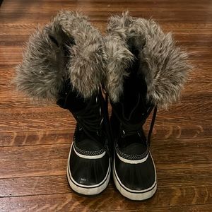 Sorel Joan of Arctic Boots in size 9